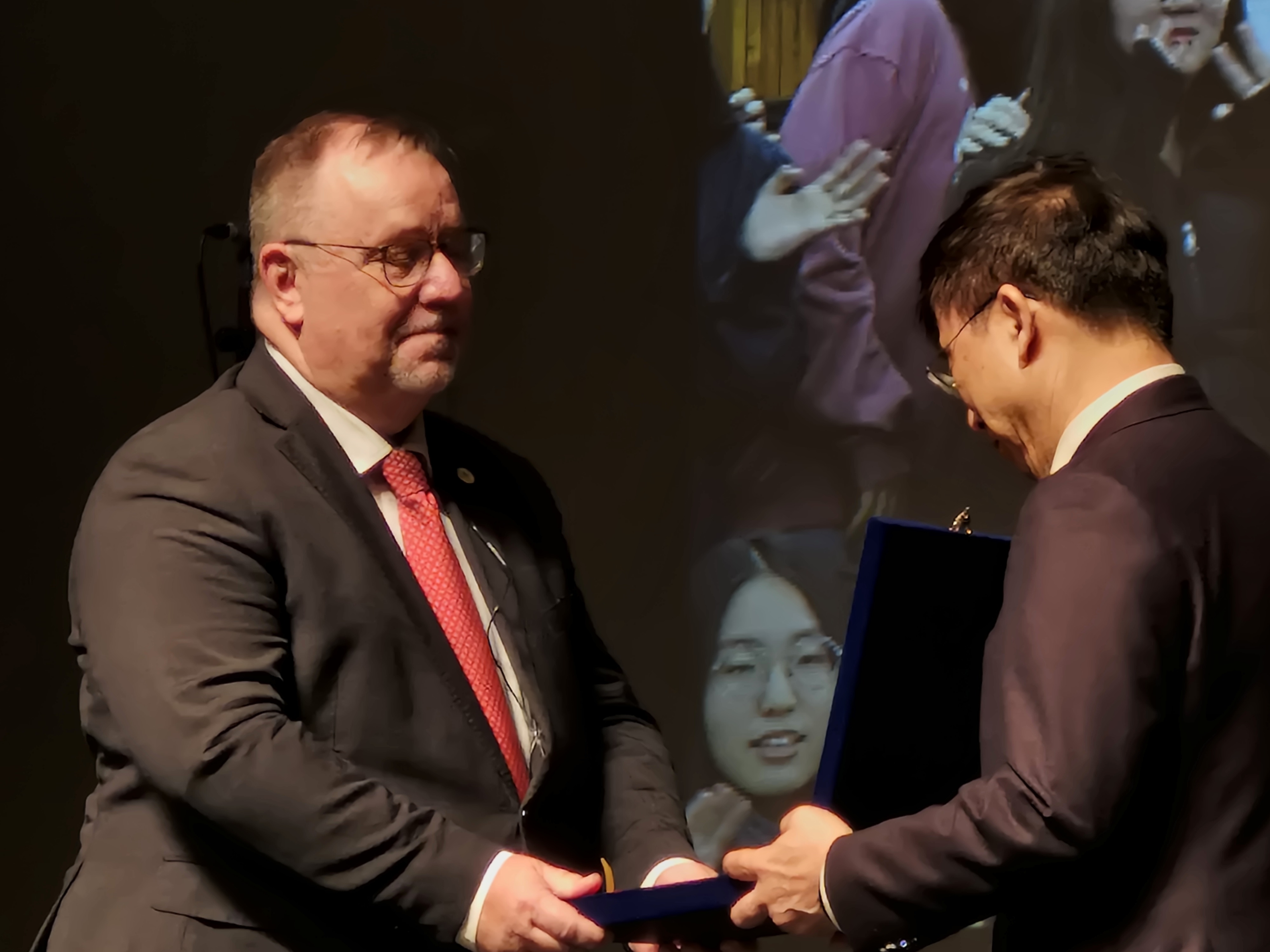 슬라이드 이미지 3