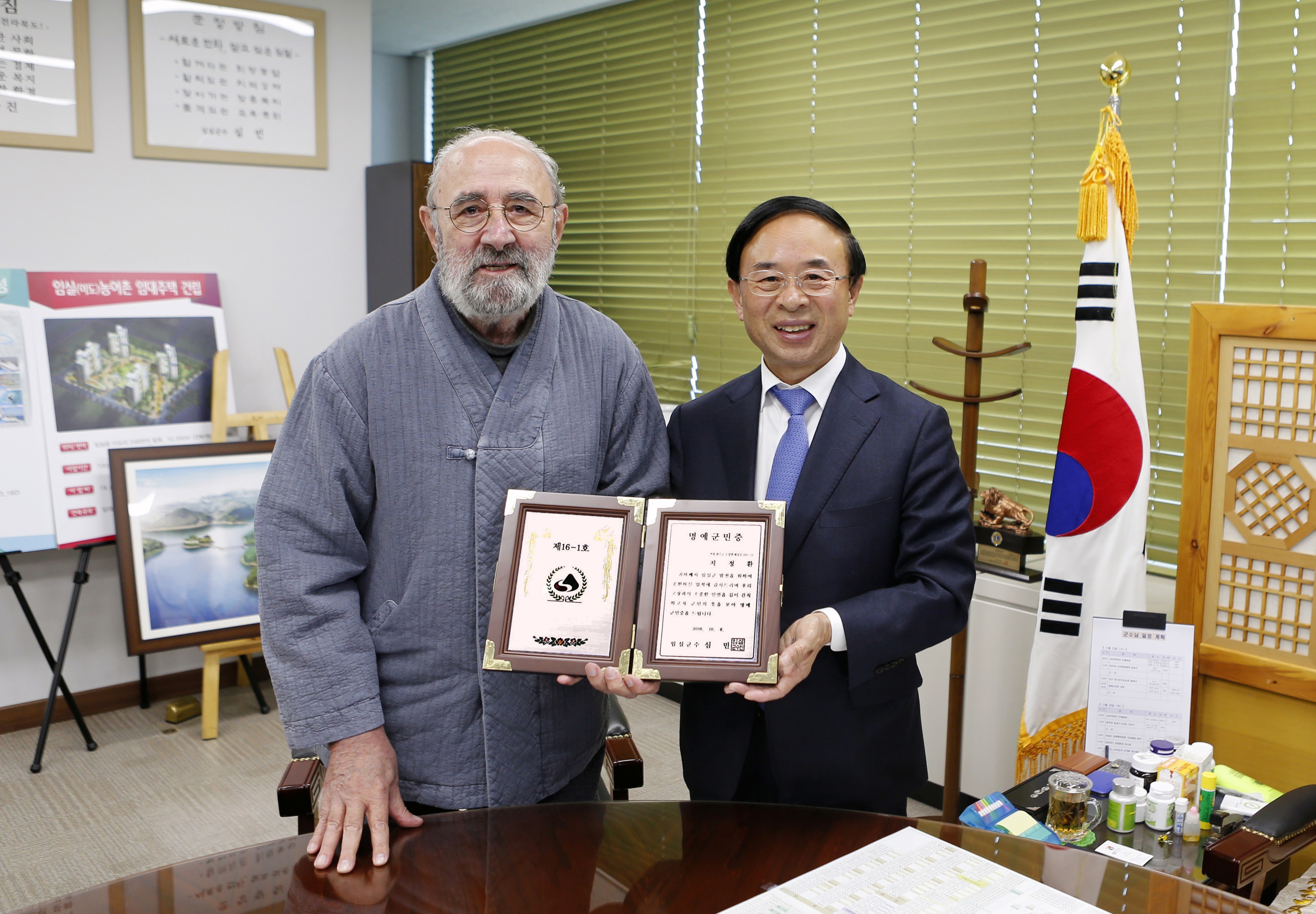 슬라이드 이미지 1