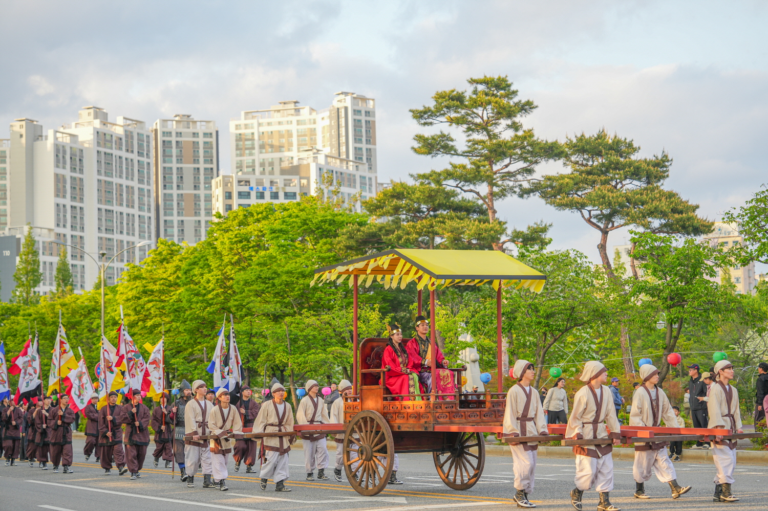 슬라이드 이미지 2