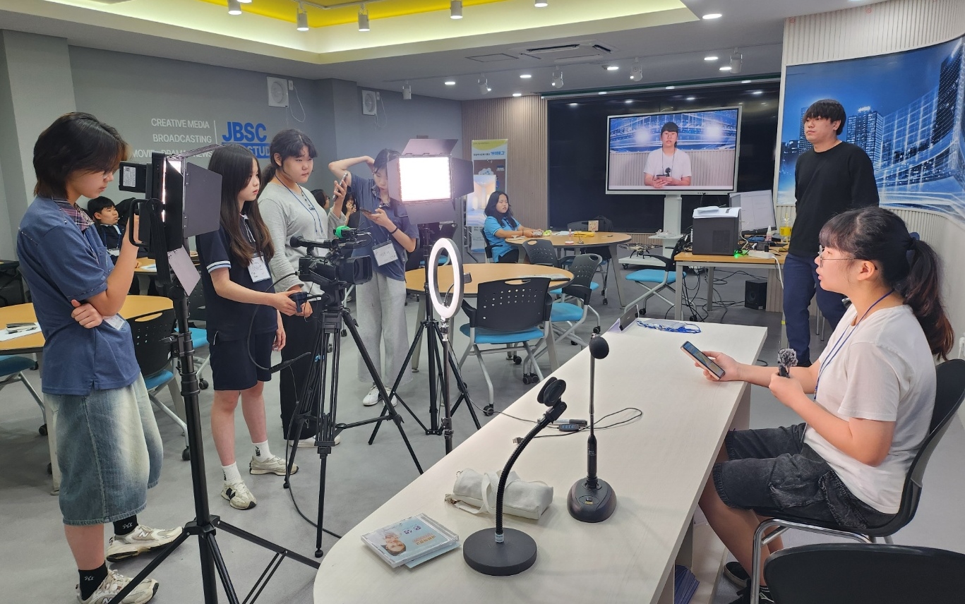 슬라이드 이미지 2