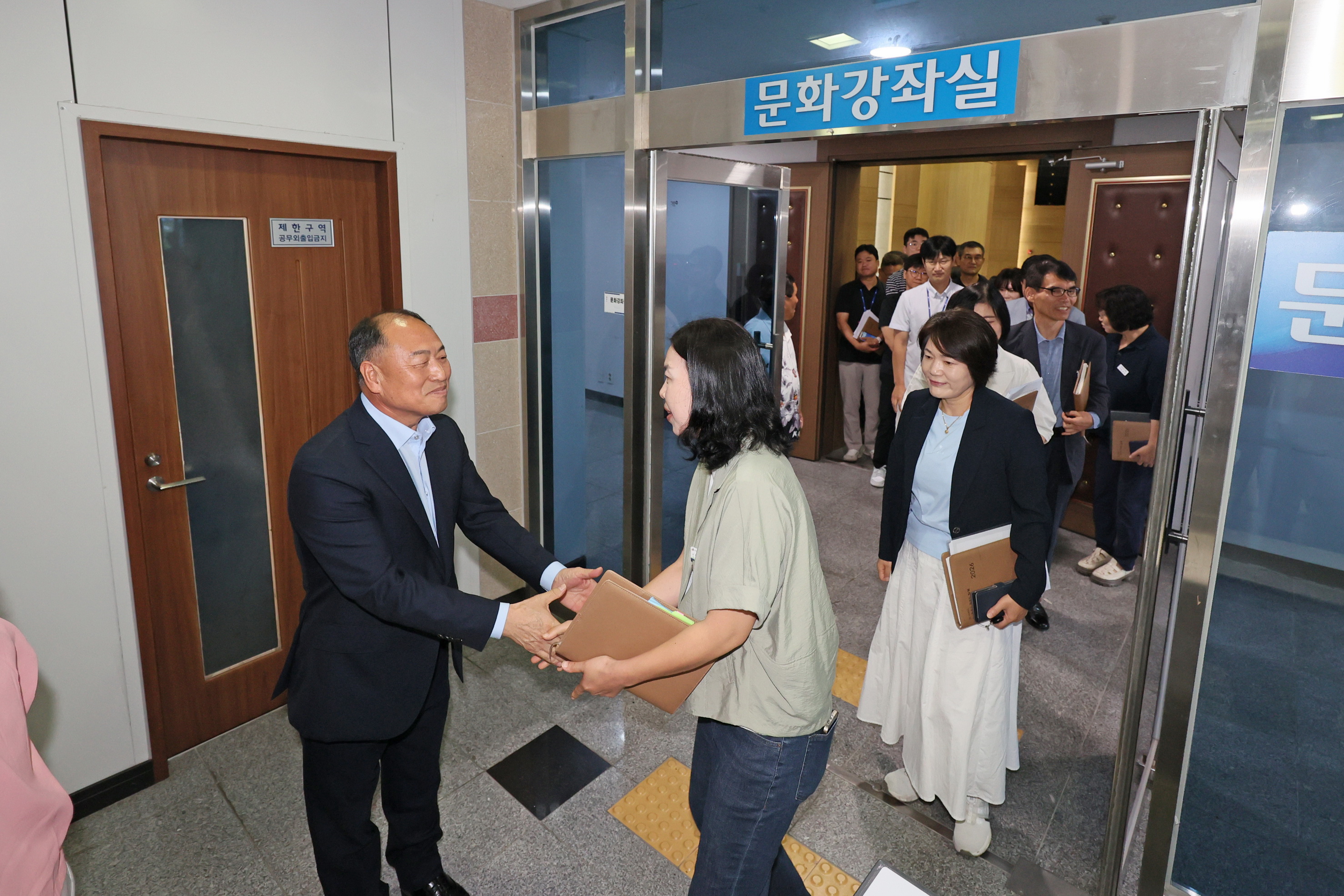 슬라이드 이미지 2