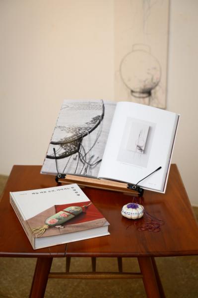 33년 자수 인생을 정리한 자수 작품집 