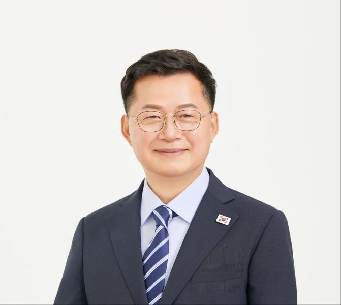 ‘익산 소외 해결사’ 심보균 전 차관,  “시민행복국 신설, 시민 중심 익산만들 것”
                                      
 

