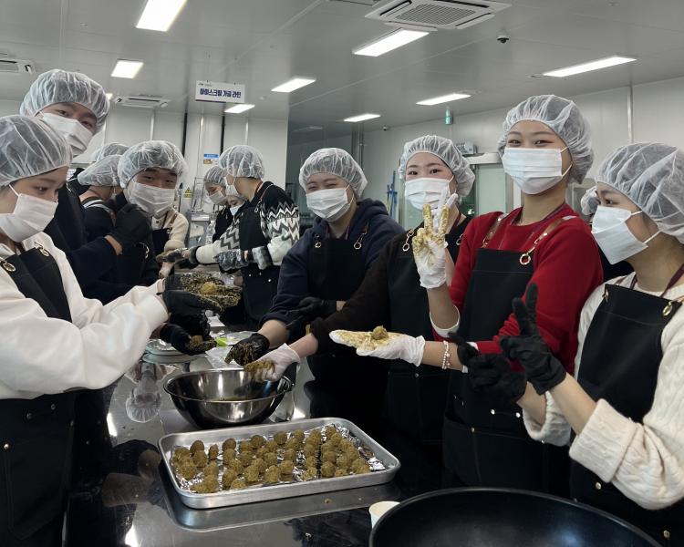 식품진흥원, 청년식품창업센터 시제품제작실 활용 ‘두바이 쫀득 쿠키’ 기부