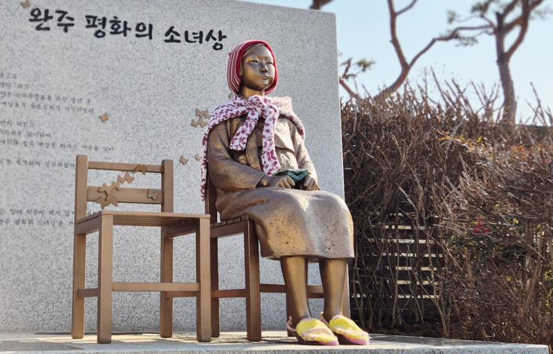 ■ ‘평화의 소녀상’에 온기를