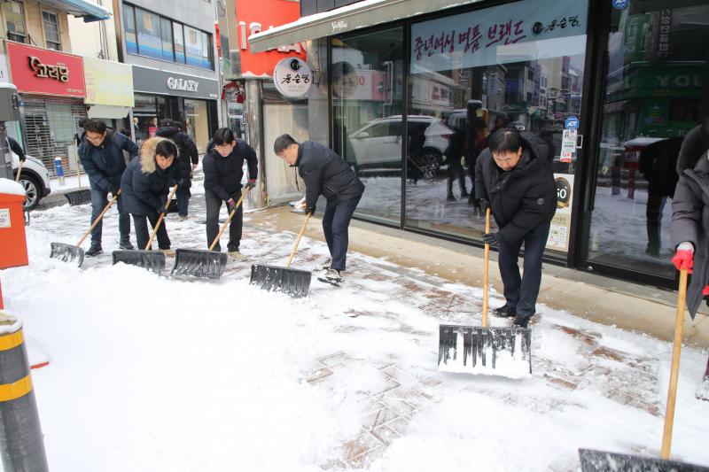 정읍시공무원들, 2일 새벽 강설에 제설 ‘총력전’시민 불편 최소화 온 힘
