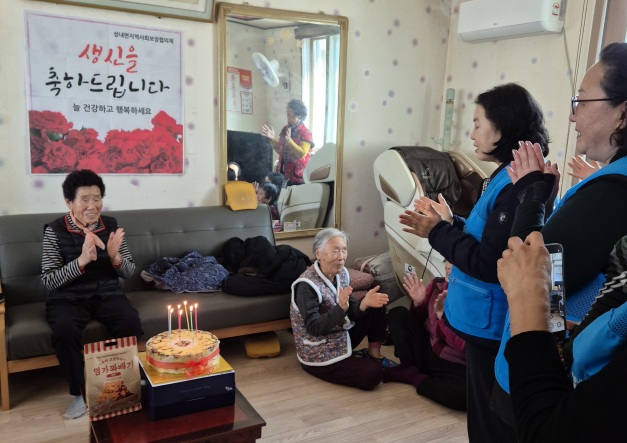 고창 성내면 지사협, 생신축하 떡케이크 전달