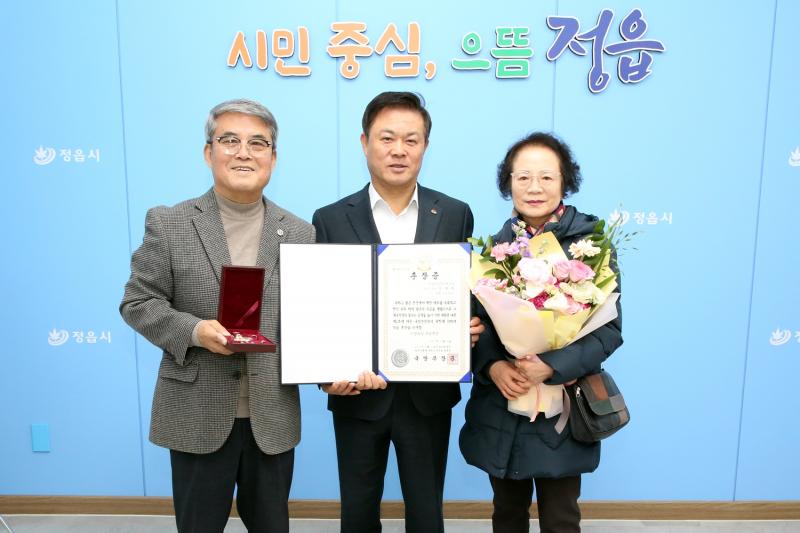 74년 만에 품에 안긴 훈장, 정읍시, 6.25 영웅 故김택환 상사 유족에 전수
  