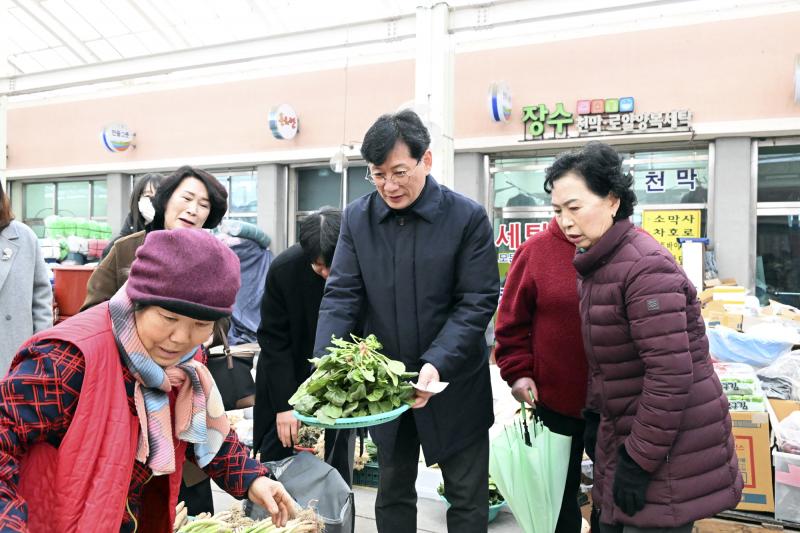 장수군, 설 명절 전통시장 장보기…지역 경제 활력 제고