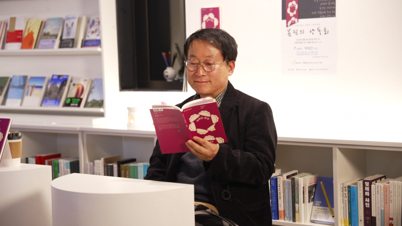 고향 이야기와 토속적인 메시지 전달