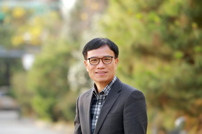 [오늘의 길목]방향의 아이러니-문학인의 자세