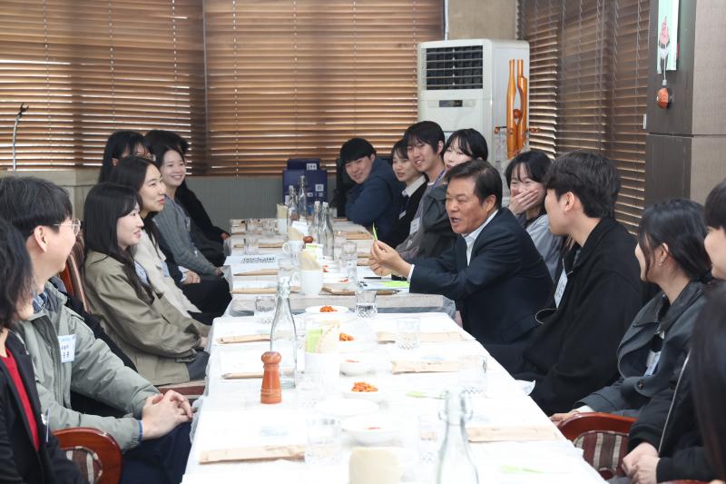  “시장님, 궁금한 게 있습니다!” 정읍시, 신규 직원 19명과 격의 없는 현장 소통
