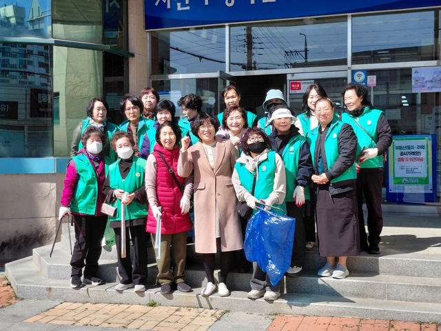 익산 송학동 새마을부녀회, 봄 맞아 깨끗한 거리 만들기

