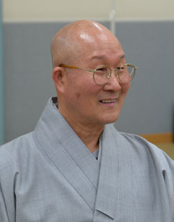 넘치지도 모자라지도 않게, 빗방울처럼 던진 구도의 언어