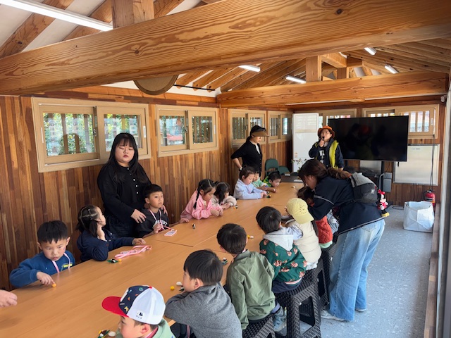 고창군, 어린이집 아이들과 고창그린마루 맥문동 식재