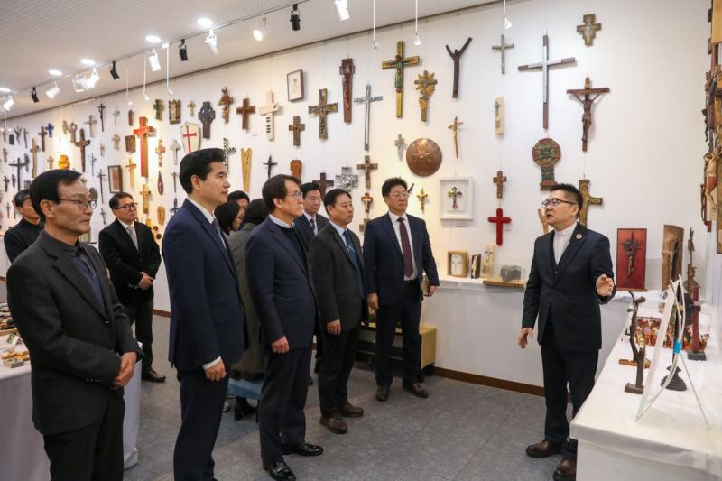 9년 만에 돌아온 ‘십자가 전시’