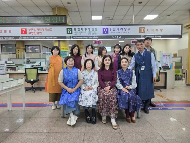 남원시 민원실, 춘향제 홍보 위해 한복입고 근무