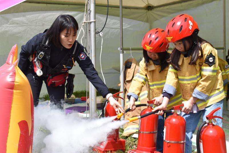 부안소방서, 개암동 벚꽃축제 119소방안전체험한마당 체험부스 운영
