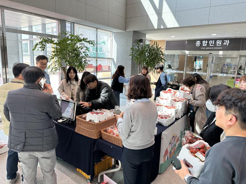 익산시, 시청 열어 판로 막힌 농가 돕는다