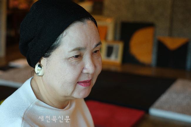 빛과 시점에 따라 파문처럼 일렁이는 명상적 화면