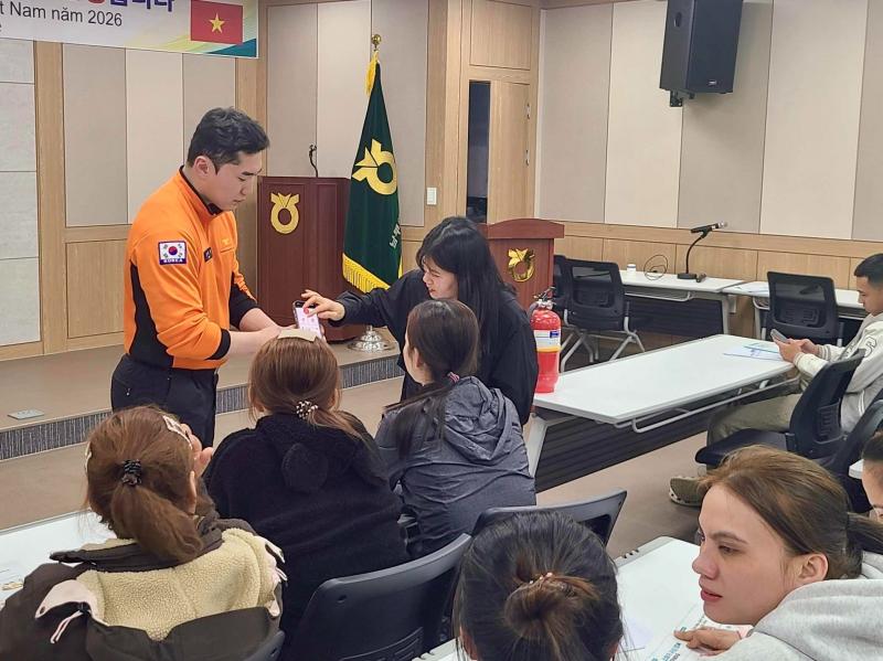 부안소방서, 외국인 계절근로자 대상 소방안전교육 실시
