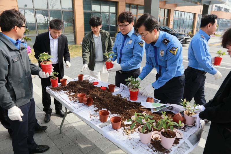 부안해경, 식목일 맞이 반려식물 화분 식재 행사 개최
