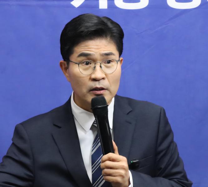 민주당 전북지사 후보에 ‘재선 이원택’ 확정… ‘3선 안호영’ 꺾고 파란