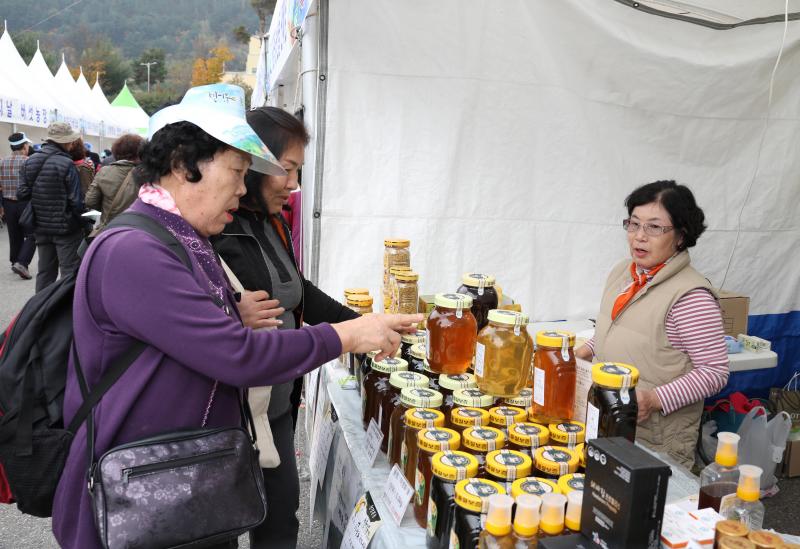 무주군 반딧불 농산물 주말 직거래장터 운영