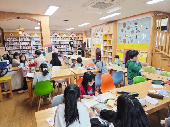 “독서가 재밌어지는 마법...학교도서관에서”