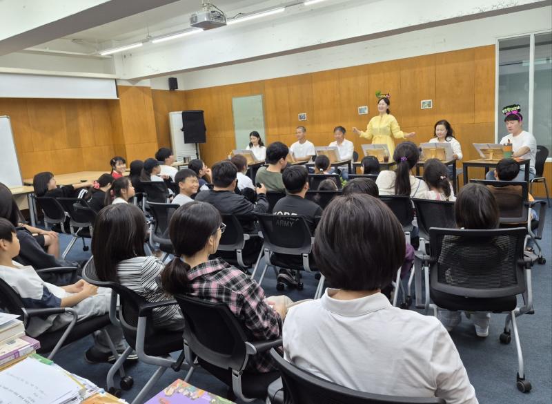 전주 명주골작은도서관은 6일 전주시립극단의 ‘책 읽어주는 ♀♂’ 공연