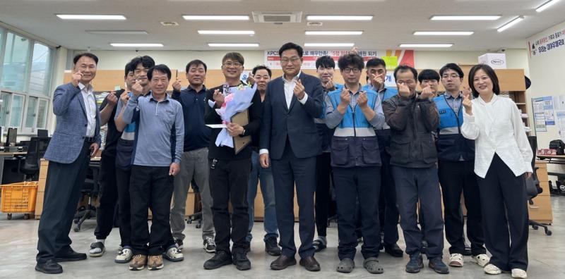 전북우정청장, 화마 속 어르신 구한 군산대야우체국 장지훈 집배원 격려 
