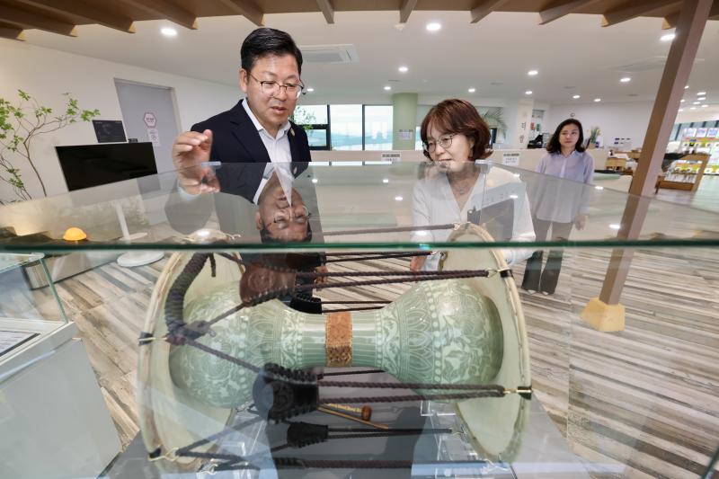 부안군, 박물관 in 휴게소 전시 ‘천년 비색 부안청자, 길 위에서 만나다’ 개최