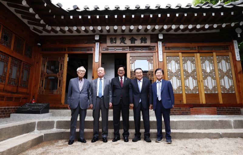 우원식 의장, 역대 국회의장과 제헌회관 방문