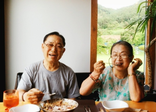 '남편이 선종한 지 3년 여만에 부부 대상을 받아 눈시울이 다 뜨겁네요'