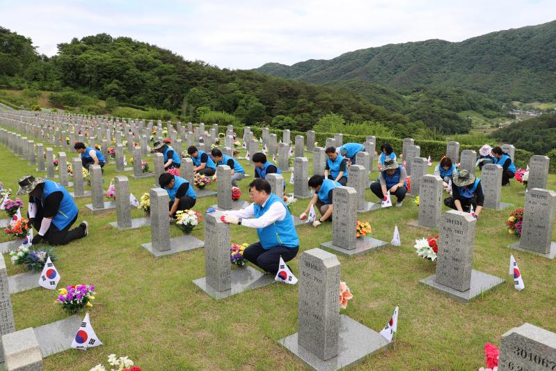 NH농협은행 전북본부, 국립임실호국원서‘1사1묘역 가꾸기’봉사활동 