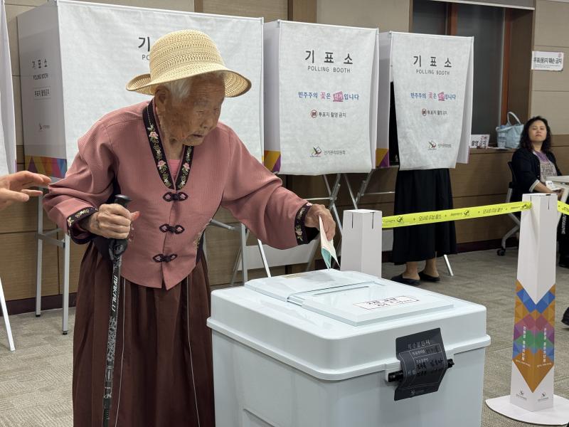 101세 할머니 3대가 함께 소중한 한 표 행사