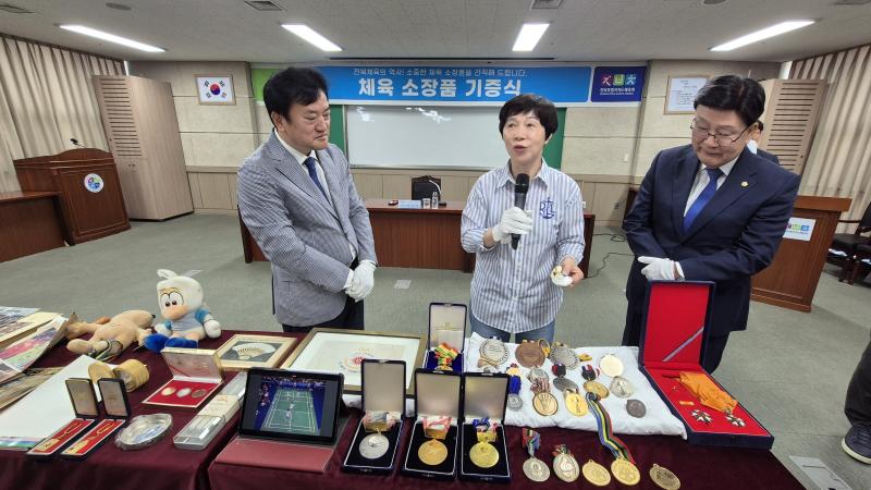 배드민턴 전설 정소영,‘50년 셔틀콕 인생’소장품 기증