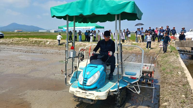 농촌진흥청, 부안 창북리서 가루쌀 직파 재배 연시회