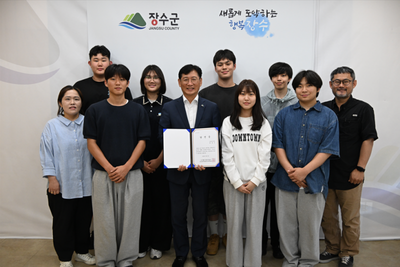 장수군 청소년, 최훈식 군수에게 당선증 전달