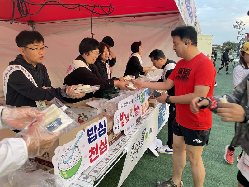 농협중앙회 장수군지부, ‘트레일러닝 성지’
장수트레일레이스서 농심천심 가래떡 나눔