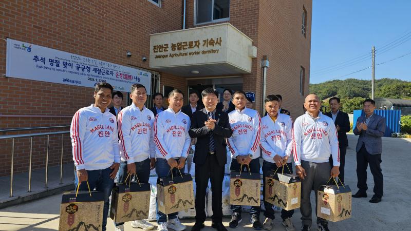 전북자치도, 한가위 맞아 ‘공공형 외국인 계절근로자’ 따뜻한 온정 나눈다
