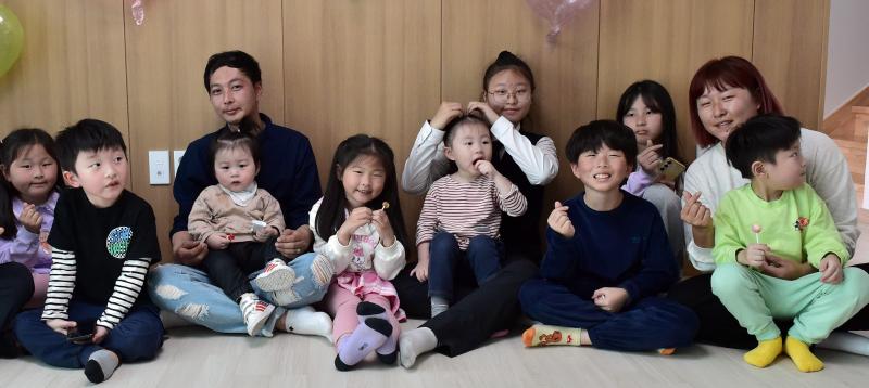 열 명의 아이들은 행복의 `보물창고
