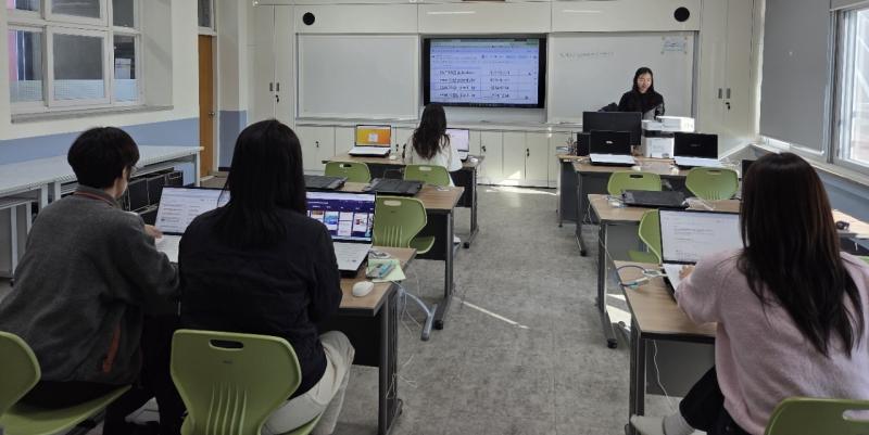 디지털 수업 혁신을 향한 발걸음, 
'장수 정보교육지원단 사례나눔’