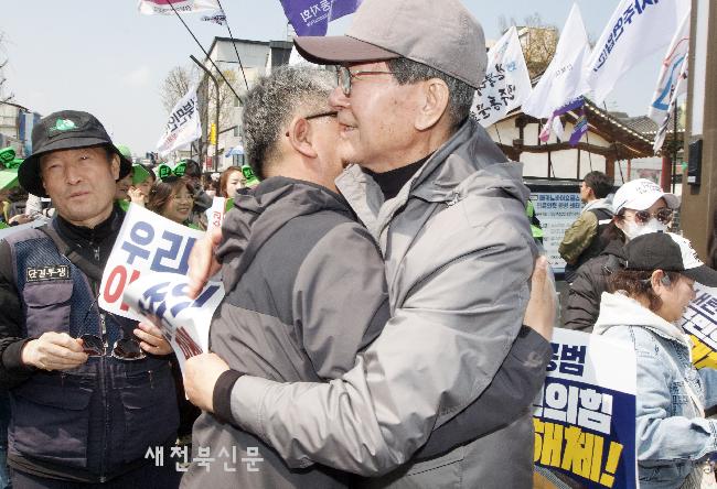 파면 선고에 포옹하는 시민들
 