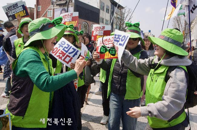 윤석열 파면 선고로 축제 분위기  