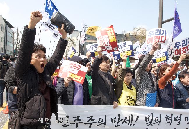 만세 외치는 시민들 