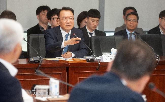 답변하는 김대근 전북개발공사 사장 후보자
 