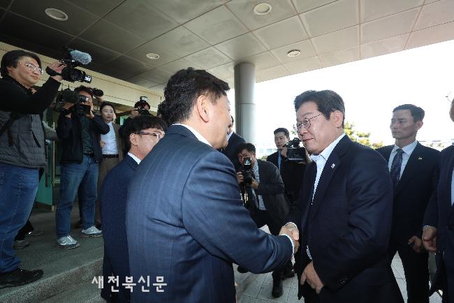 이재명 더불어민주당 경선 후보 김관영 지사와 인사   