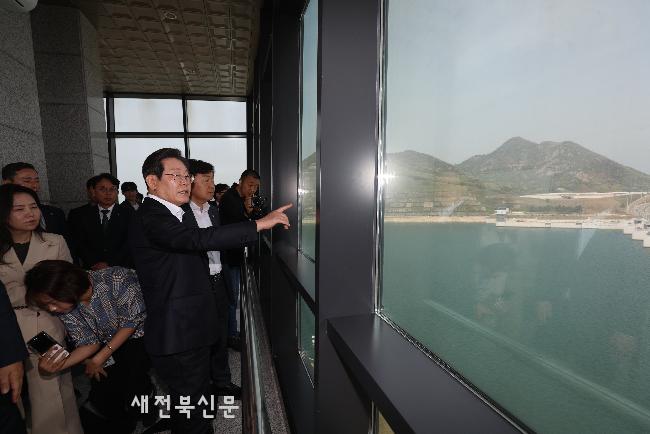 새만금33센터에서 주변 둘러보는 이재명 후보   