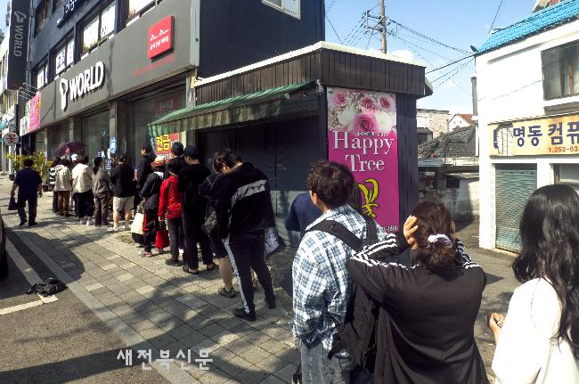 유심 교체하려는 소비자들의 긴줄  